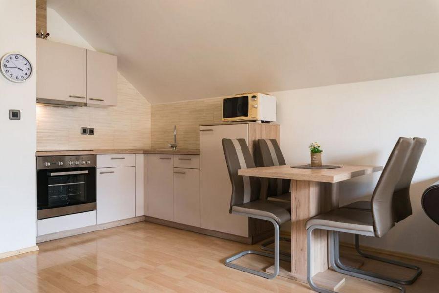 Апартаменти Apartma Jezerci Блед Номер фото